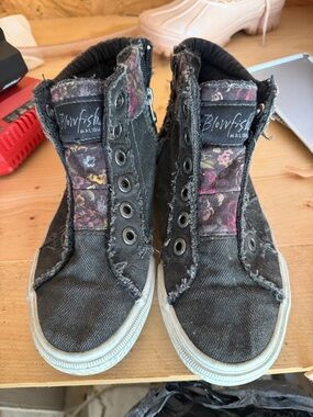 Blowfish Kids Charcoal High-Top Sneakers with Floral Tongue